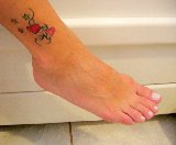 stelline e cuoricini tatuati sul piede
