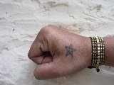 tatuaggio stellina su mano