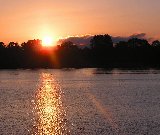 riflessi sul lago al tramonto