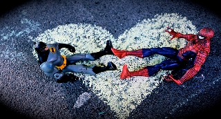 batman e uomo ragno combattono nel segno dell amore