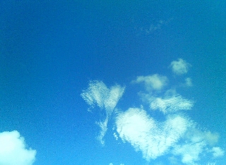 cuore in cielo con le nuvole