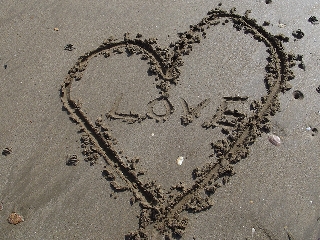 love in cuore su spiaggia