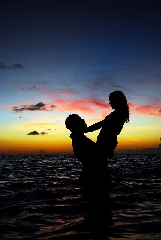 un abbraccio nel mare al tramonto