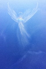 un angelo nel cielo azzurro