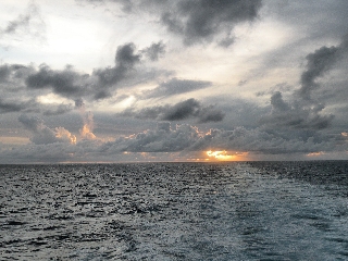 mare e nuvole al tramonto