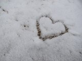 cuore su terra innevata