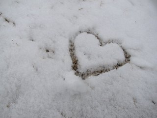 cuore su terra innevata