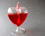 liquido rosso in cuore di vetro