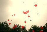 palloncini a cuori con messaggi di amore appesi
