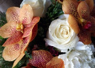 Mazzo di fiori tra cui figurano orchidee