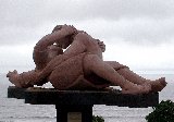 statue abbracciate sul lago