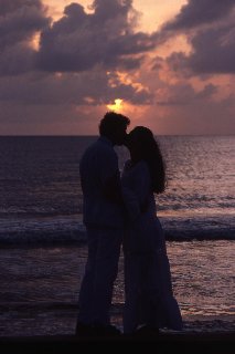 bacio romantico al mare