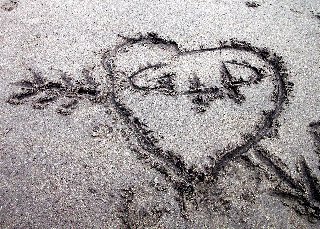 cuore disegnato sulla spiaggia