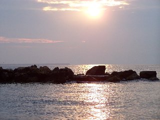 mare incantevole con scogli