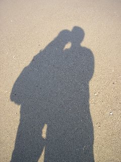ombre di innamorati sulla spiaggia