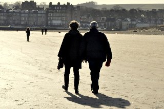 passeggiando insieme sulla spiaggia