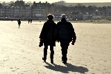 passeggiando insieme sulla spiaggia