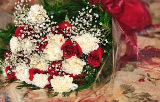 rose rosse e bianche per matrimonio