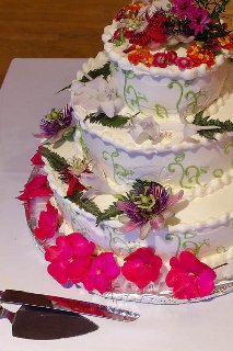 torta nuziale con fiori