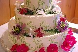 torta nuziale decorata con fiori