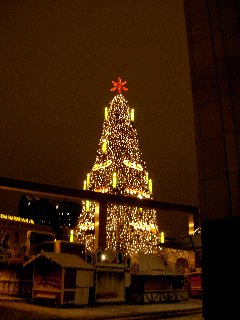albero di natale oltre il presepe