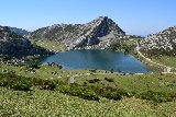 bellissimo lago in mezzo alla natura incontaminata