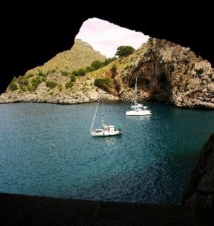 lago e barche attraverso cornice naturale