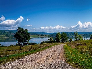 sentiero in paesaggio pittoresco affiancato da lago