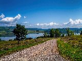 sentiero in paesaggio pittoresco affiancato da lago