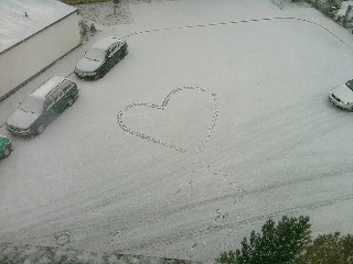 impronta romantica di cuore sulla neve
