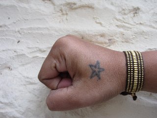 tatuaggio stellina su mano