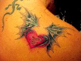 tatuaggio a forma di cuore con ali