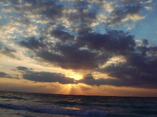 tramonto al mare con cielo nuvoloso