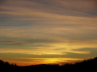 tramonto con cielo arancione e giallo