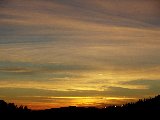 tramonto con cielo arancione e giallo