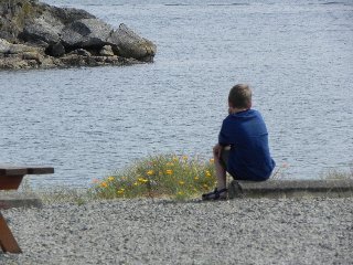 bambino triste al mare