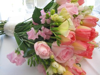 Bellissimo mazzo di fiori con rose e tulipani