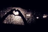 amore sotto la pioggia e attraverso un cuore