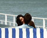 bacio romantico con lo sfondo del mare