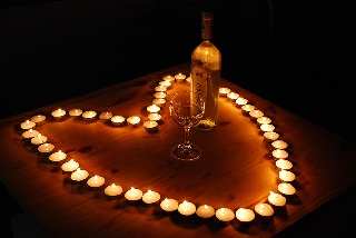 amore romantico con vino e candele