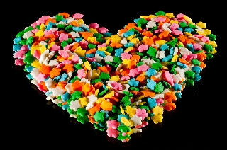cuore con tanti pezzettini colorati