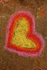 cuore disegnato coi gessetti colorati