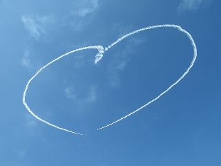 cuore grande in cielo azzurro