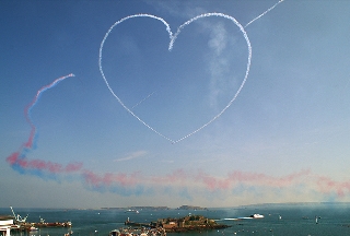 cuore in cielo e scia aerei