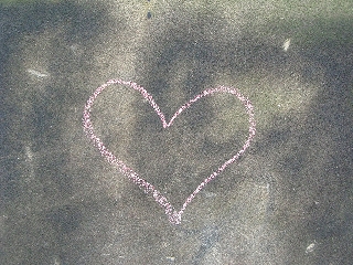 cuore rosa disegnato col gesso