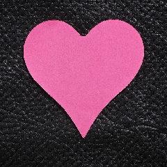 cuore rosa su sfondo scuro