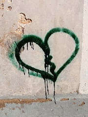 cuore verde su vecchio muro