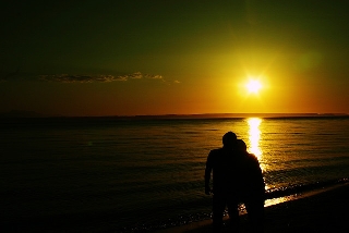 innamorati che contemplano insieme il tramonto