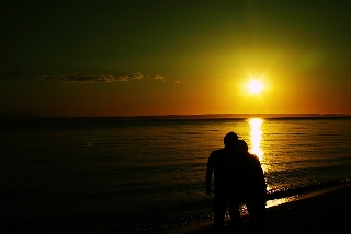 innamorati che contemplano insieme il tramonto