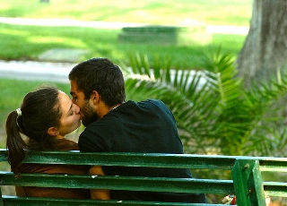 innamorati romantici sulla panchina